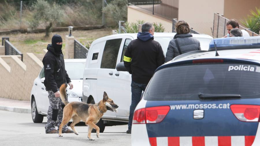 Mossos ha utilizado perros para localizar posible droga guardada. FOTO: Alba Marin&eacute;