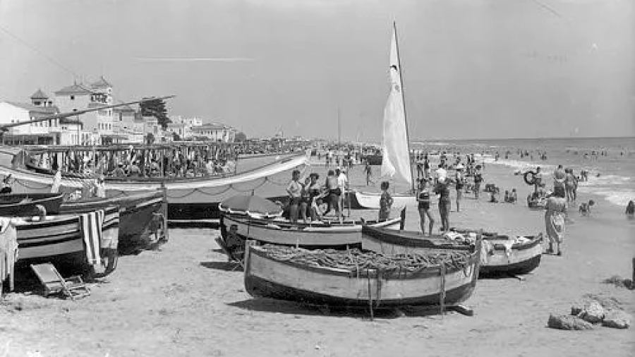 Barcas de pesca y turismo convivieron en Calafell.