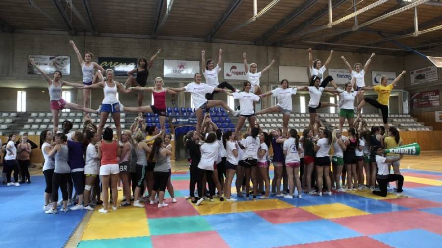 Un grupo de chicas del Saloufest practicando cheerleading en el pabellón municipal de Salou en una edición pasada. Foto: Alba Mariné