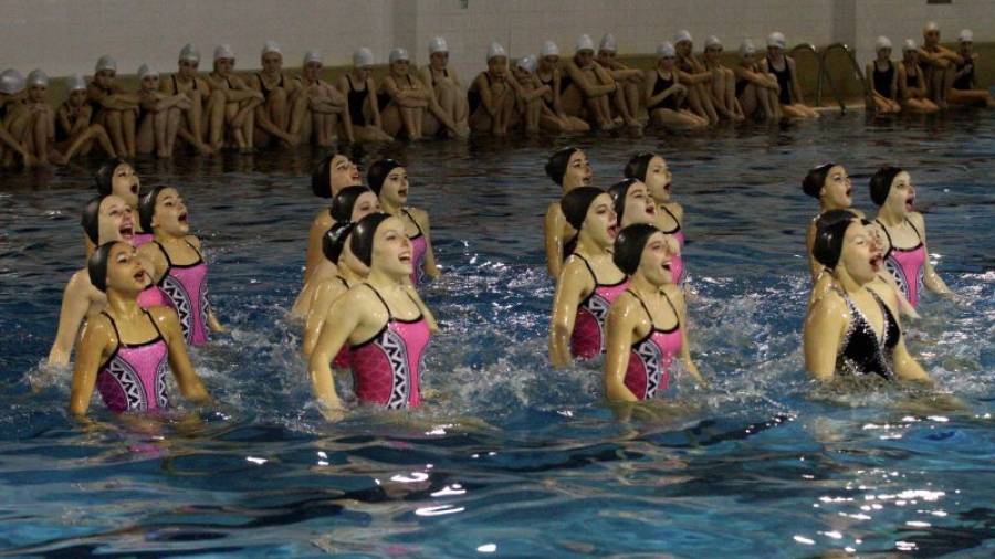 Las chicas del Kallipolis de Anna Tarrés actuaron en la piscina cuya cubierta hay que cambiar. Foto: Lluís Milián