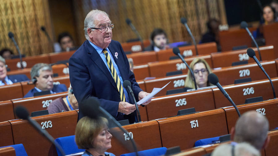 El conservador brit&aacute;nico Roger Gale durante su intervenci&oacute;n sobre Catalu&ntilde;a en la Asamblea del Consejo de Europa. FOTO: ACN
