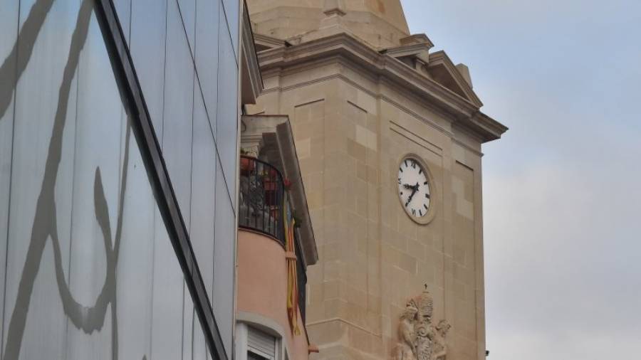 Imatge del rellotge del campanar de l'Ajuntament de Reus. FOTO: ALFREDO GONZÁLEZ