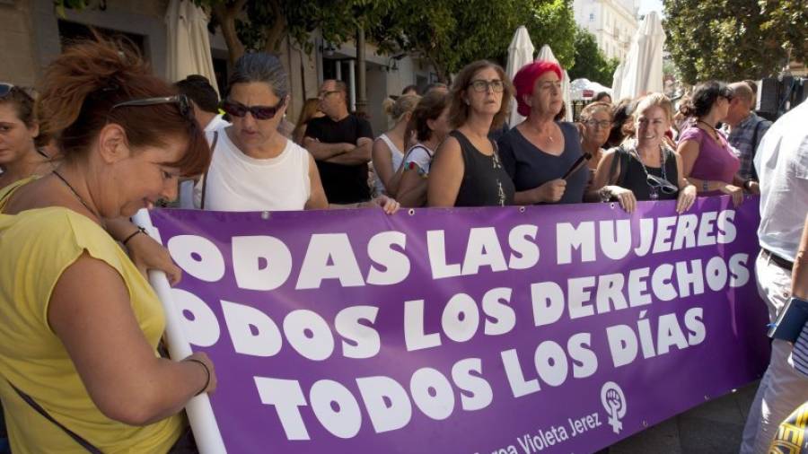 Concentración de protesta tras la muerte el pasado 5 de agosto de una mujer en Jerez a manos de su ´ex´. efe