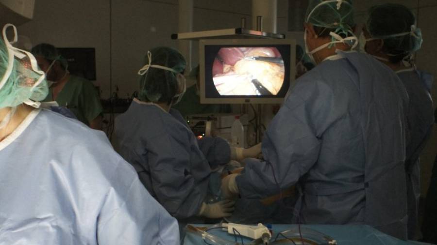 Imagen de una intervención en uno de los quirófanos del Hospital Sant Joan con la técnica de la laparoscopia. Foto: Hospital Sant Joan