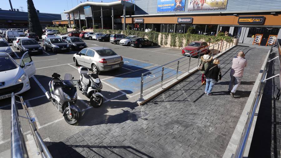 Desprop&oacute;sito: El p&aacute;rking de motos obstaculiza la rampa que deber&iacute;a mejorar la accesibilidad en Les Gavarres. Foto: P. Ferr&eacute;  
