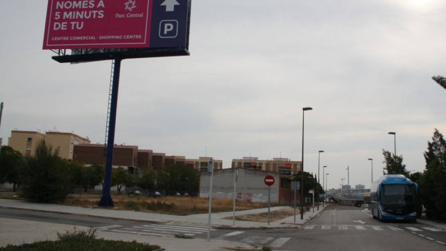 Tanca publicitària que provoca la queixa de veïns de Riuclar a Tarragona, a la T-11. Foto: ACN