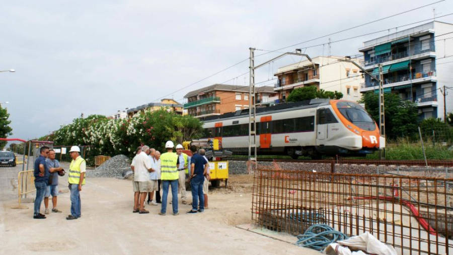 L'alcalde de Calafell, Ramon Ferré, i diversos representants municipals han visitat les obres del pas soterrat de les vies del tren a Segur de Calafell. FOTO: ACN