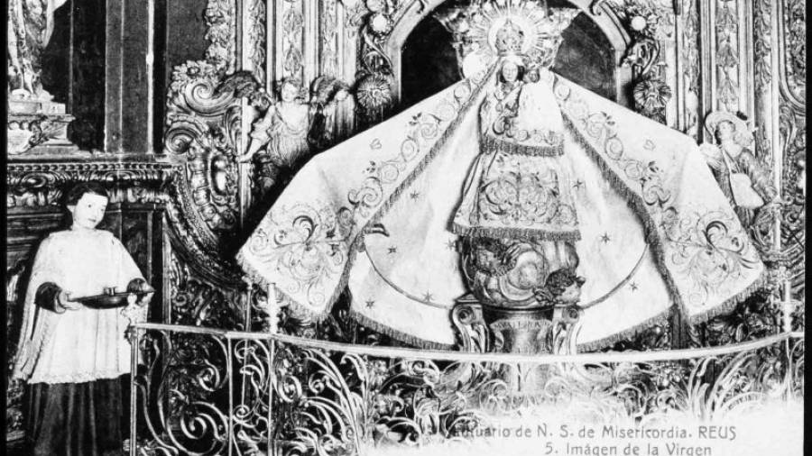 La Verge de Misericòrdia, a principis del segle XX, amb la primera corona. Foto: Àngel Toldrà Viazo - Arxiu Històric de l´Agrupació Fotogràfica de Reus / CIMIR