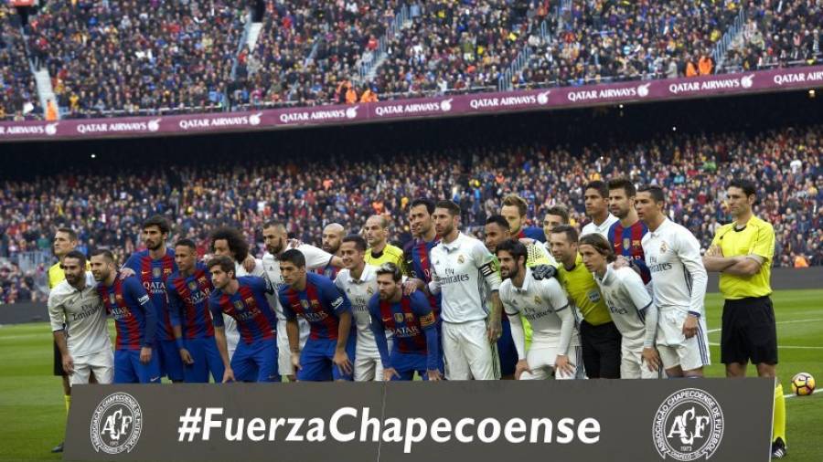 Els jugadors del Real Madrid i del FC Barcelona en l'homenatge a les víctimes de l'avió del Chapecoense