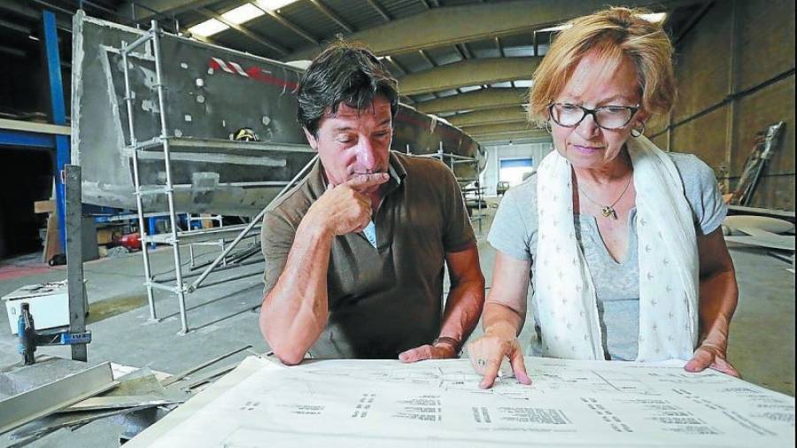Los creadores miran los planos del futuro velero, que estará listo en noviembre. Foto: Pere Ferré