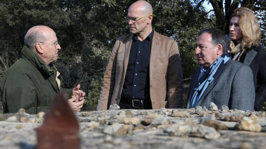El conseller d´Afers Exteriors, Raül Romeva, ha visitat un búnquer de la Guerra Civil a Figuerola d'Orcau, acompanyat del seu alcalde, Constantí Aranda. Foto: ACN