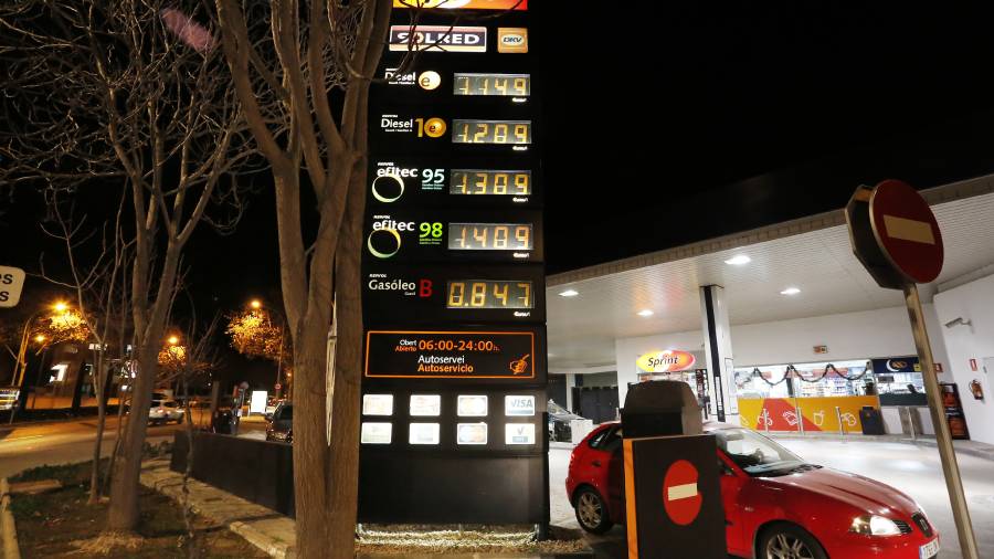 Los precios de los carburantes se han incrementado significativamente desde verano. FOTO: PERE FERRÃ‰