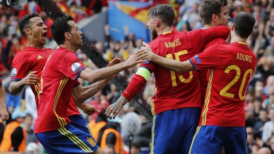 El defensa de la selección española Gerard Piqué celebra con sus compañeros, el gol que ha marcado durante el partido España-República Checa. FOTO: EFE