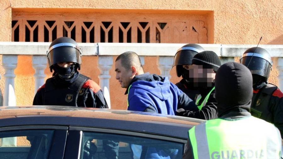 Momento de la detención de un sospechoso en Torredembarra. Foto: Lluís Milián