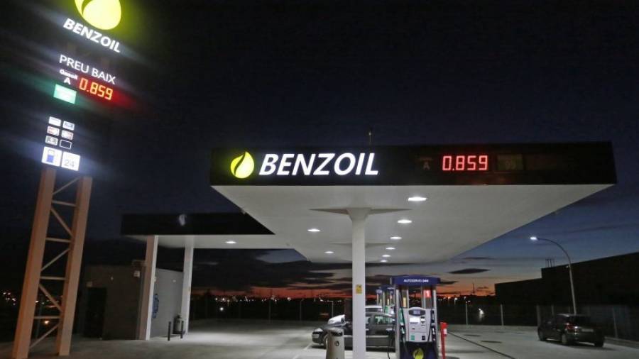 La gasolinera Benzoil ubicada en Torreforta, cerca de Les Gavarres, vendía ayer el diésel a 0,859 euros el litro aunque en el Geoportal del Ministerio de Industria, figura el precio anterior, 0,869 euros. Foto: Lluís Milián