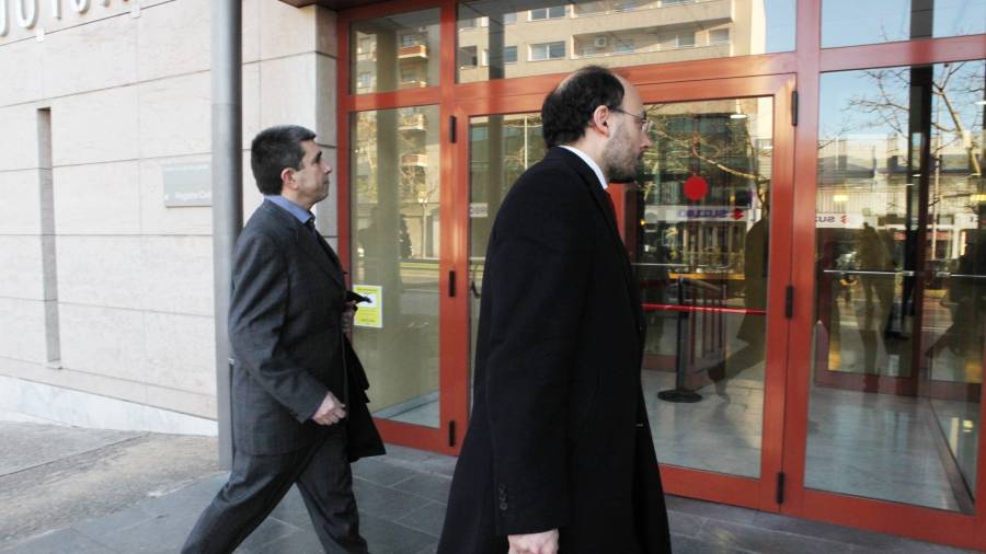 Imagen de archivo de Cunillera (izq.) y su abogado entrando en los juzgados de Reus. FOTO: A. MARINÃ‰