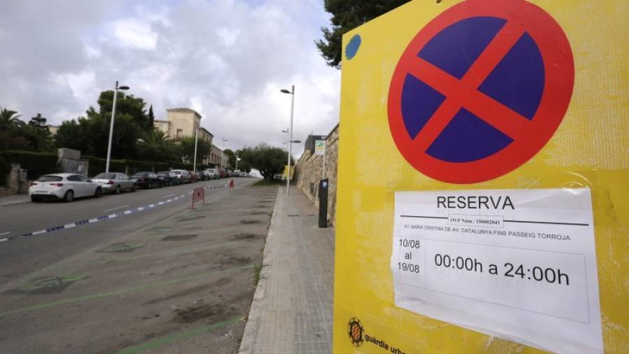Imagen de las plazas de aparcamiento vacías en la calle Reina Maria Cristina, al lado del Camp de Mart. Foto: Pere Ferré