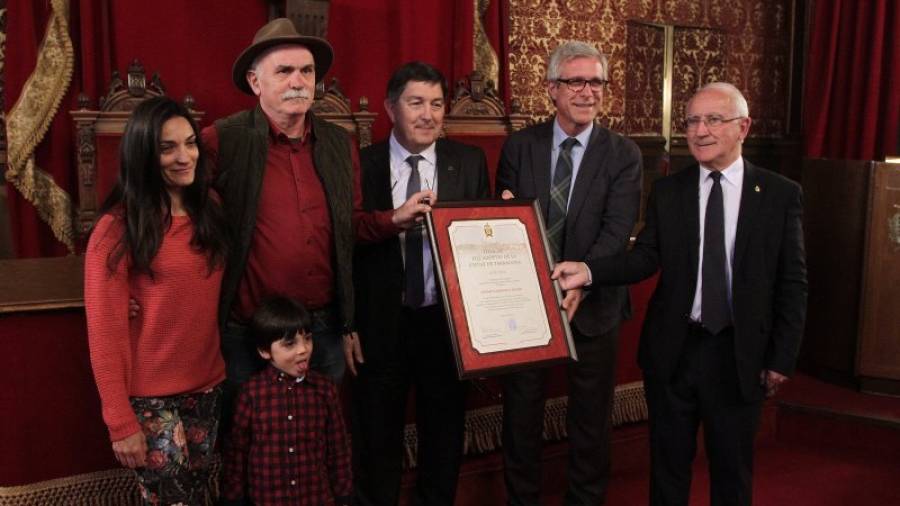 El alcalde Josep Fèlix Ballesteros entregó el título al arqueólogo, que acudió a la cita con su familia y su característico sombrero. Foto: Pere Ferré