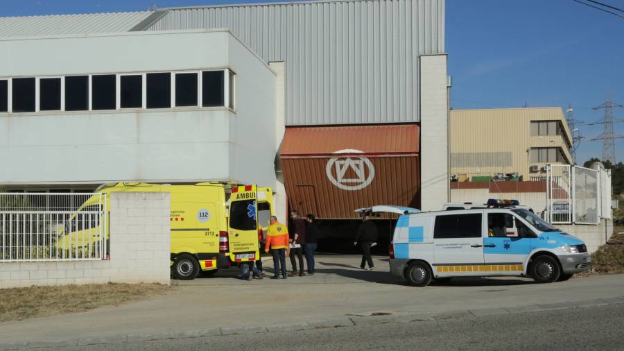 La base de la ambulancia que le corresponde a Sant Pere i Sant Pau está actualmente en una nave del Polígon Riuclar. FOTO: LLU?IS MILIÁN