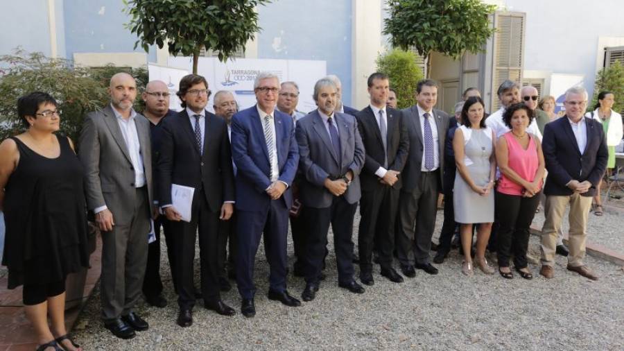 Los representantes de las sedes de los Juegos Mediterráneos 2017 tras la firma del manifiesto. Foto: Pere Ferré