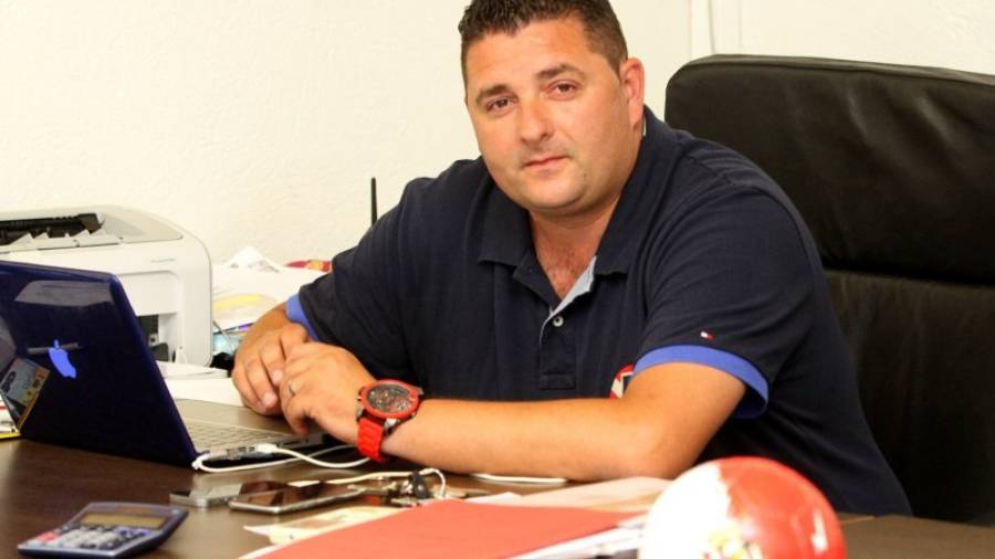 Emilio Viqueira en su despacho desde el que planifica la temporada del Nàstic 2015-16. Foto: Lluís Milián