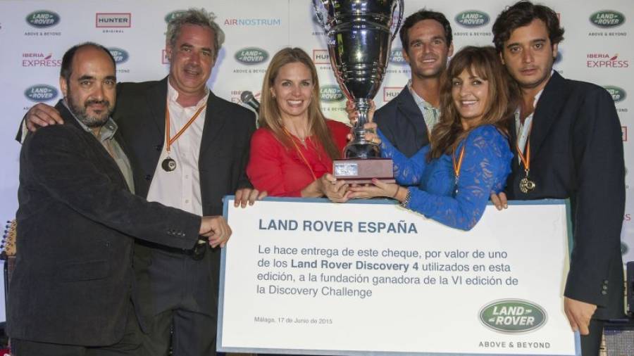Genoveva Casanova y José Bono consiguen el primer premio del Land Rover Discovery Challenge.