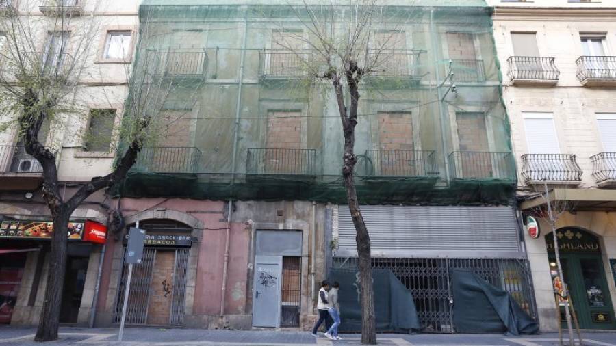 Este edificio de la Rambla Vella muestra el estado de degradación de algunos inmuebles en el centro de la ciudad. Foto: Pere Ferré