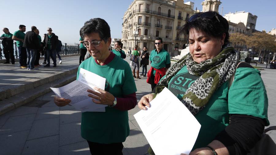 Miembros de la PAH, movilizados ayer frente al Balcó del Mediterrani de Tarragona. FOTO: PERE FERRÉ