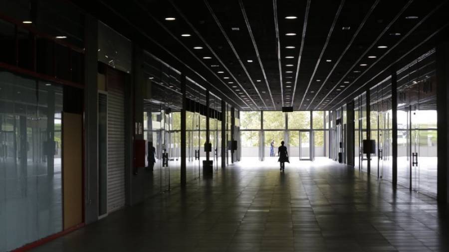 El pasilllo central de la primera planta de Port Halley presenta un aspecto desolador con todos los locales cerrados. Foto: Pere Ferré