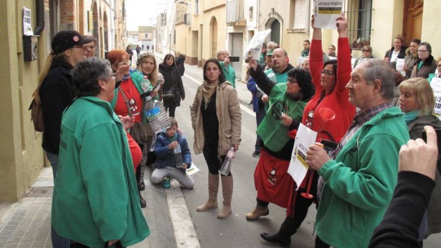 Los miembros de la PAH durante el acto de protesta de ayer por la mañana en La Pobla. Foto: Pere Ferré