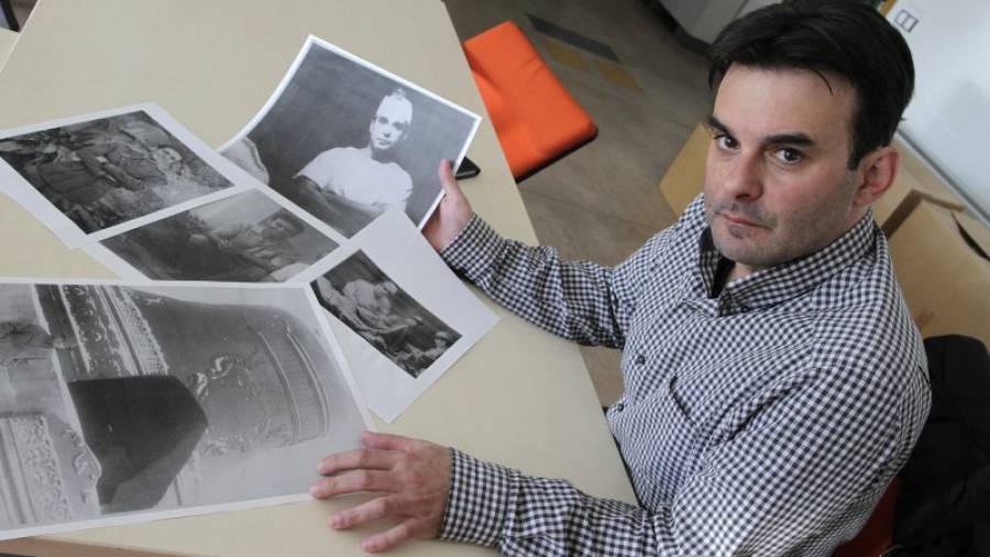 Rafael Fuster, con algunas de las fotografías de su padre, que ejerció como cirujano en el Gulag. Foto: L. Milian