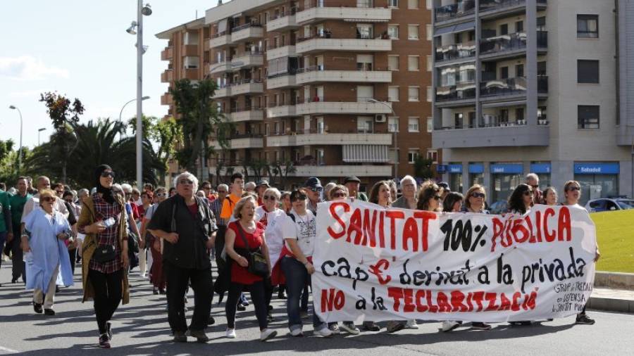 Imagen de la marcha por una sanidad pública, ayer durante su recorrido por Tarragona. Foto: Pere Ferré