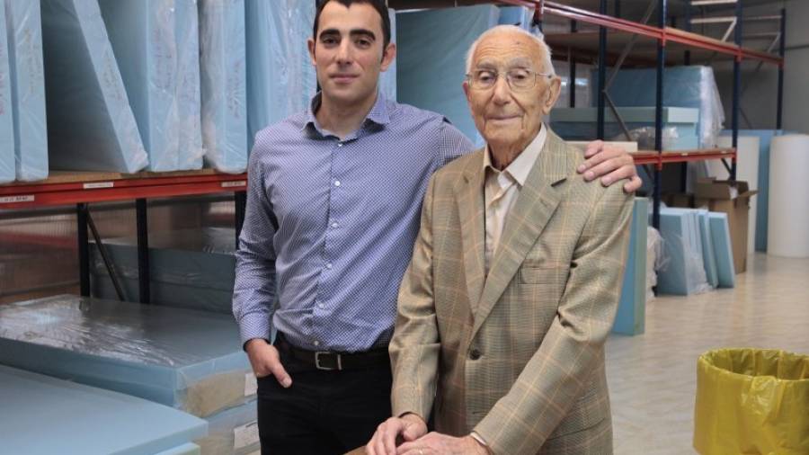 Comes, junto a su nieto Jordi Massaguer, que continúa el negocio, en una imagen de 2014. FOTO: Pere Ferré