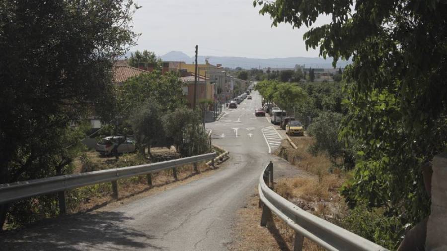 Arriba, el camino que desemboca en el barrio de La Plana. Foto: Pere Ferré