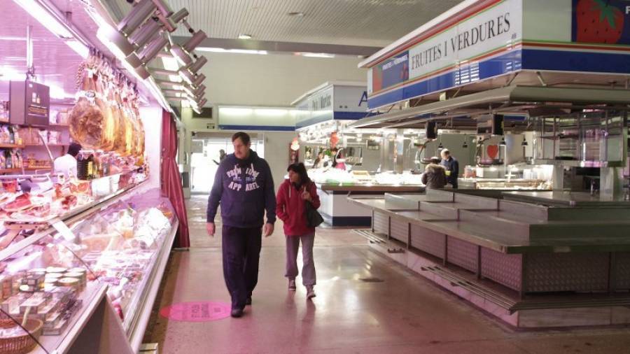 El mercado municipal de Salou cuenta con una docena de paradas abiertas. Foto: Pere Ferré/DT