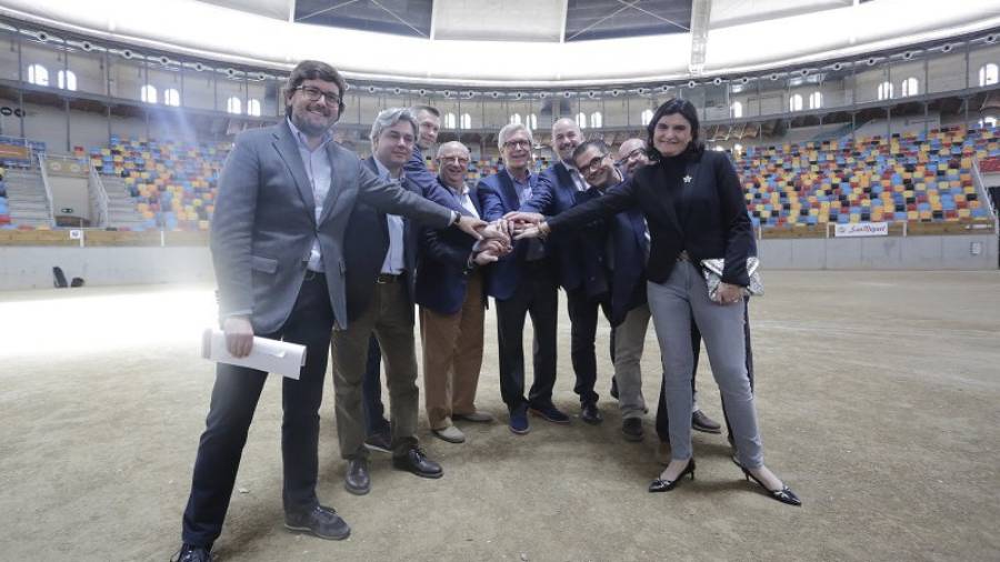 Una delegación del Parlamento Europeo y regidores del Ayuntamiento, hoy en la TAP. Foto: Lluis Milián
