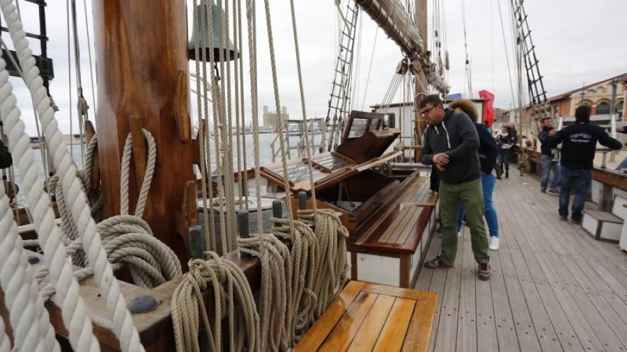 Los visitantes tuvieron tiempo de inspeccionar los diferentes rincones de este velero, propiedad de varias comunidades normandas de Francia. Foto: Pere Ferré