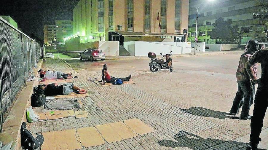 Imagen de la semana pasada de ciudadanos pernoctando ante la comisaría de Tarragona. Foto: Lluís Milián