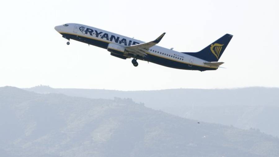 Un avión de Ryanair, nada más despegar del Aeropuerto de Reus. Foto: dt