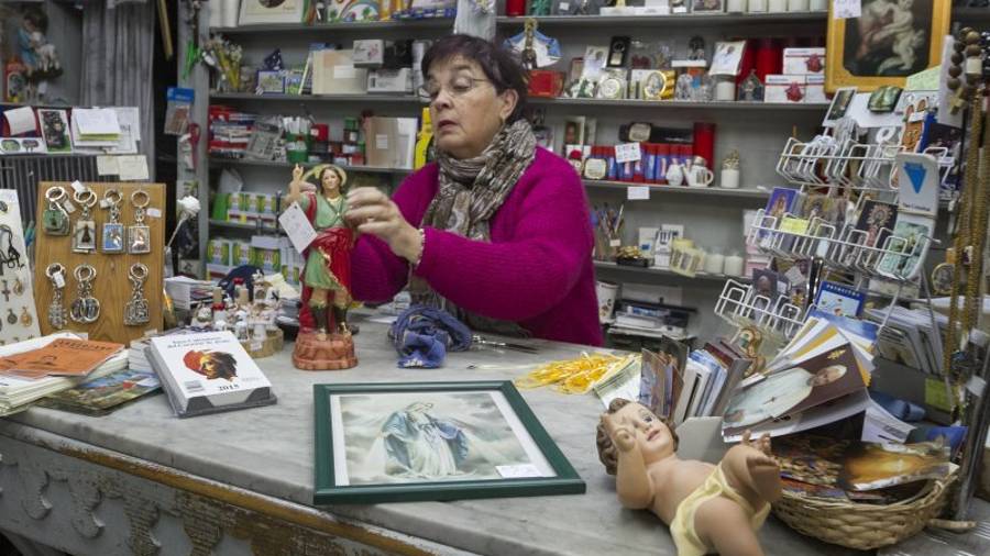 Maria Isabel Ribes ha decidido jubilarse, tras 30 años detrás de este mostrador. Foto: Pere Ferré