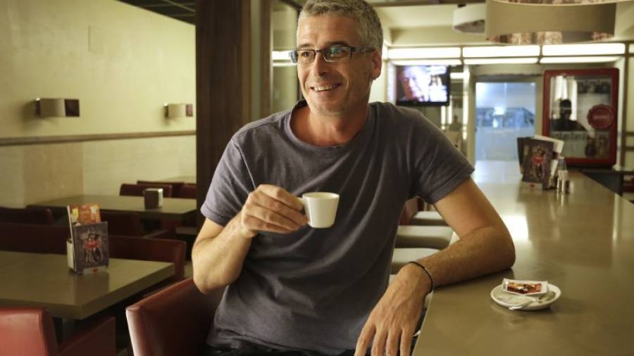 Sergi Saladié hizo un paréntesis en su ajetreada agenda y se relajó por un instante, tomándose un café. Foto: Pere FErré