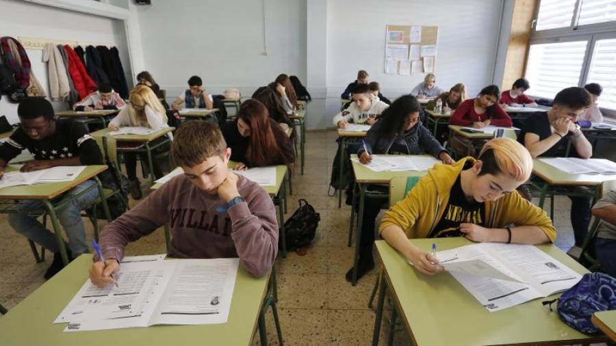 Alumnos de cuarto de ESO del Institut Martí i Franquès de Tarragona, durante las pruebas realizadas ayer. Foto: pere ferré