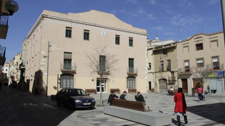 El edificio de Escoles Velles de Vila-seca está ubicado en la plaza de L'Estudi. Foto: Pere Ferré