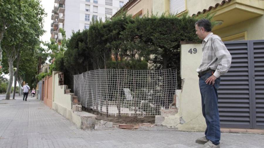 Lorenzo Montull observa el muro de su vivienda, que quedó destrozado tras el accidente. Foto: Pere Ferré