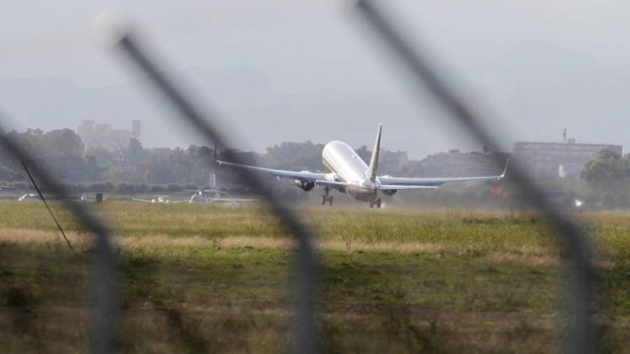 Un avió surt de l'aeroport de Reus