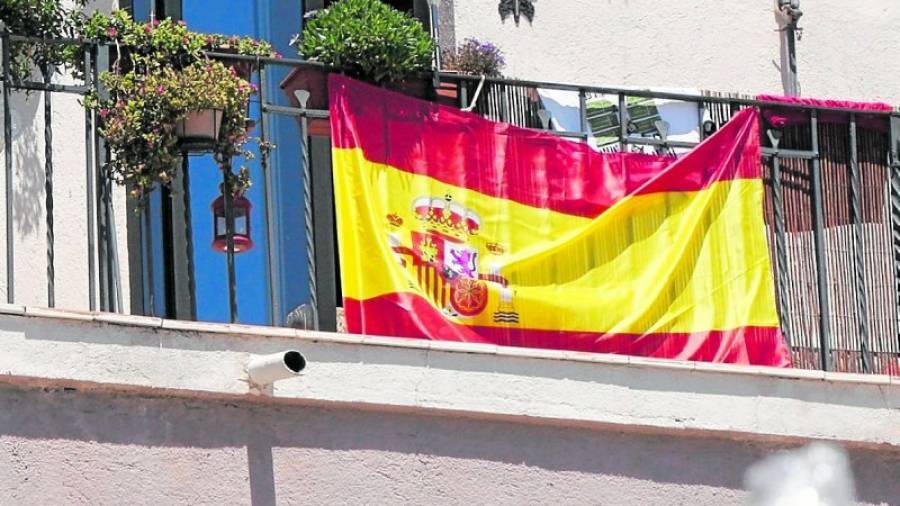 Una bandera española en el balcón de un domicilio de Tarragona. Foto: dt