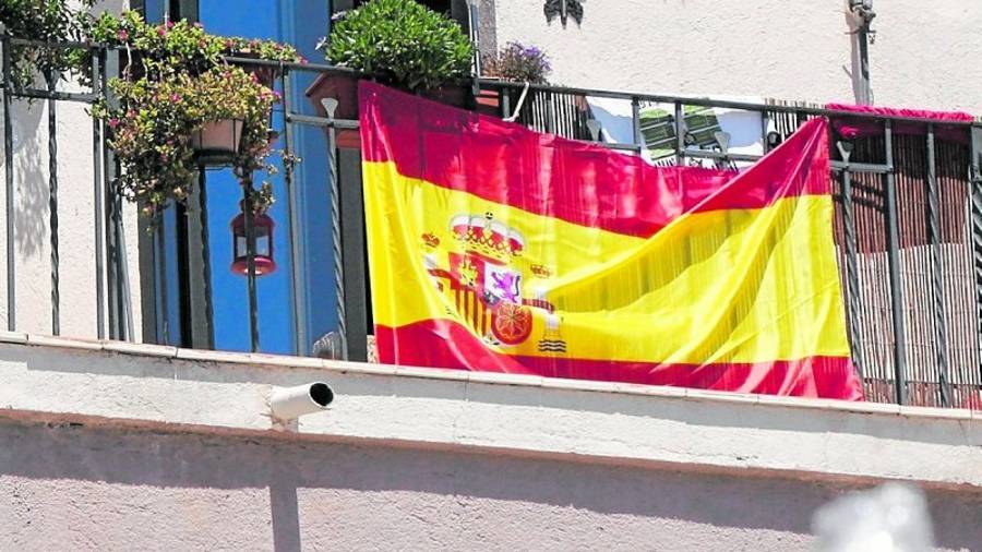 Una bandera española en el balcón de un domicilio de Tarragona. Foto: dt