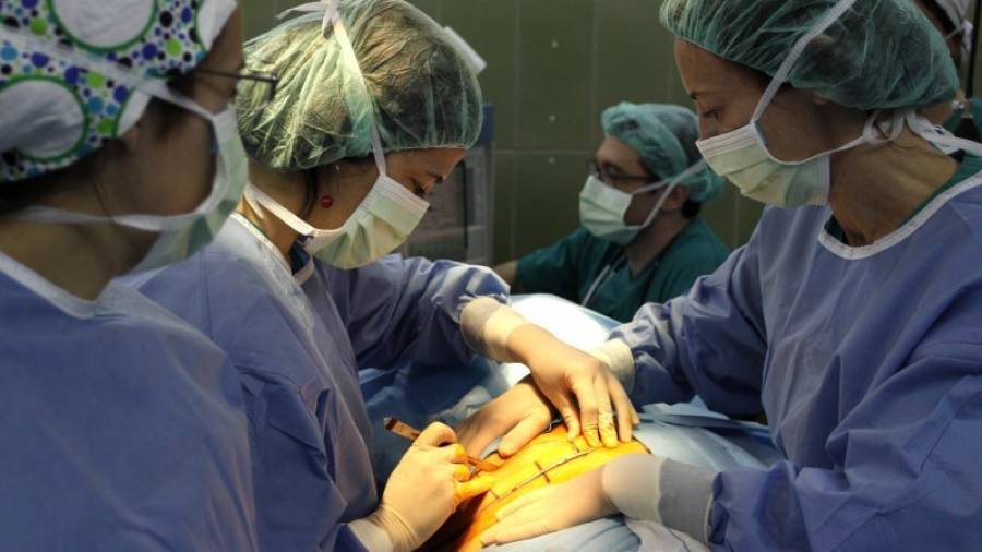 Imagen de archivo de una operación en el Hospital Sant Joan de Reus. FOTO: DT