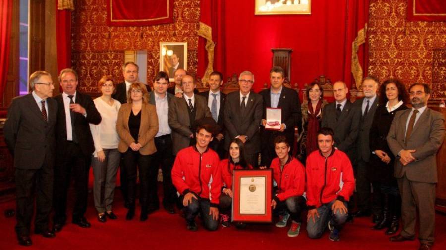 Foto de familia de las autoridades, ex presidentes y jugadores y en el centro, Ballesteros y Farré. Foto: Lluís Milián