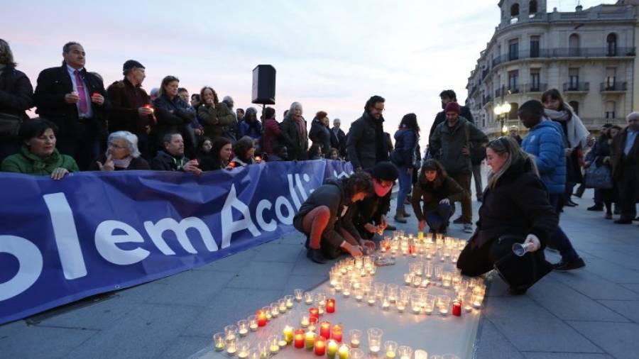 Los asistentes formaron, como símbolo de denuncia, las letras TGN con velas en el suelo. Foto: Pere Ferré